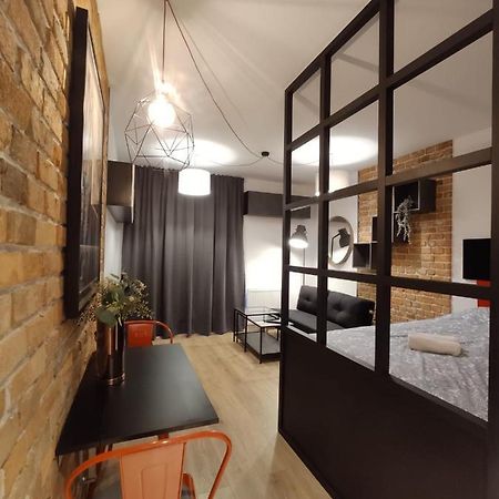 Red Wall Apartment In The Old Town Гданьск Экстерьер фото