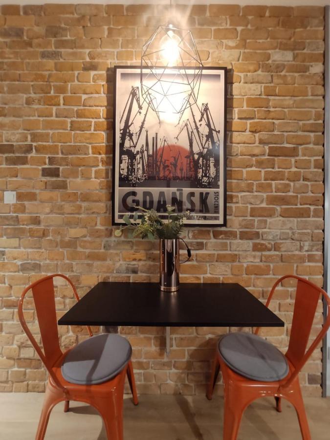 Red Wall Apartment In The Old Town Гданьск Экстерьер фото